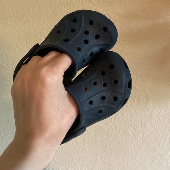 toddler navy blue crocs size 8 - Picture 5 of 6